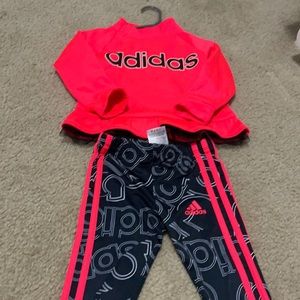 Toddler adidas sweatsuit size 2T gently worn beautiful set!